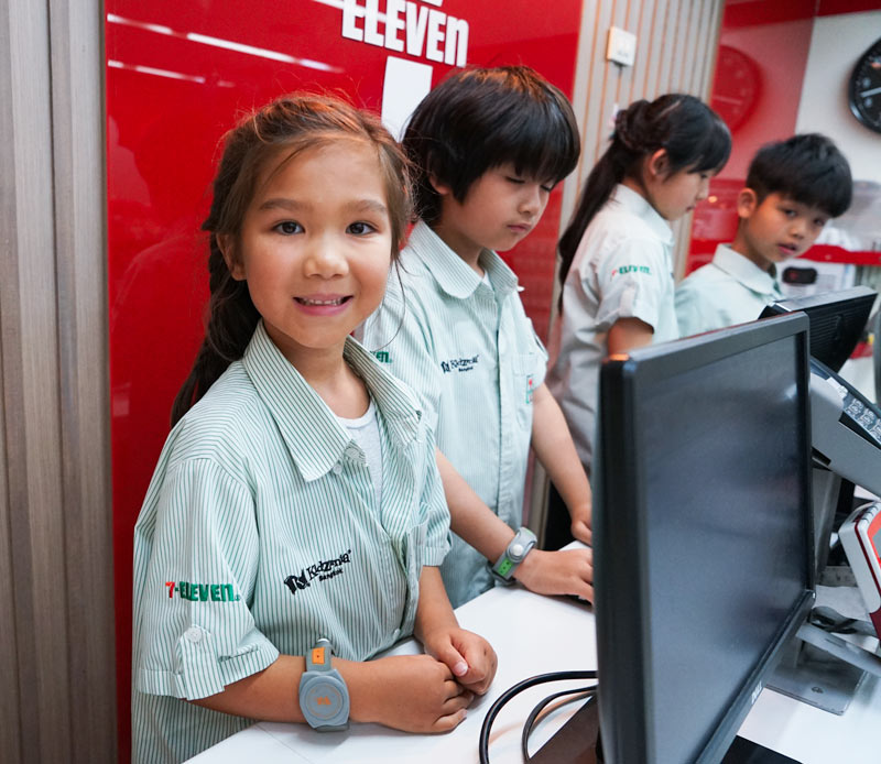 Bangkok-with-Kids-Kidzania-7Eleven-Staff