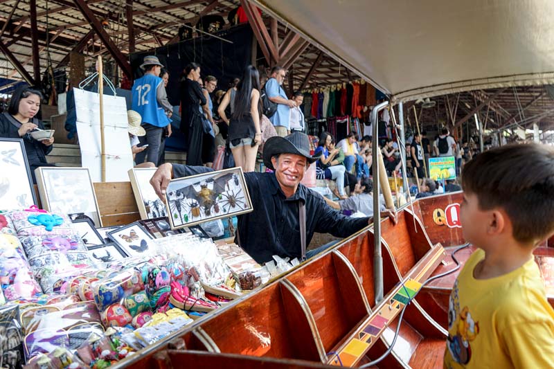 Bangkok-with-Kids-longtailboat-DamoenSaduakFloatingMarket-souvenirs