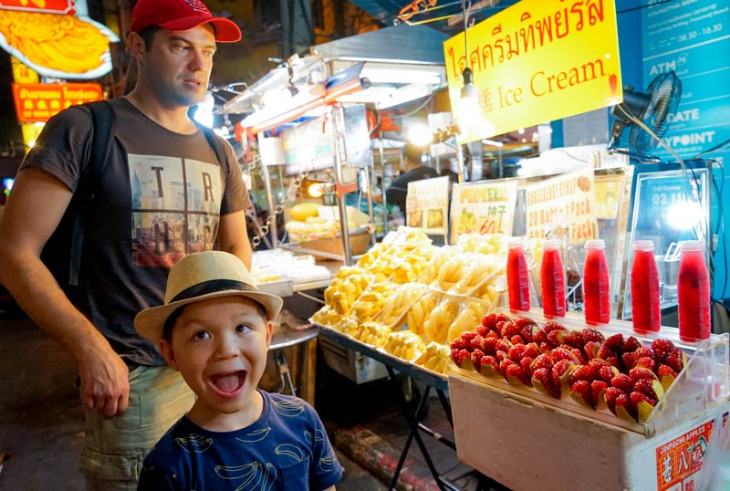 Bangkokwithkids-Chinatown-fruitstand-pomelo-pemmisson-boy-icecream