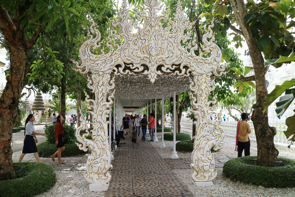 Chiang Rai White Temple walkway_4821