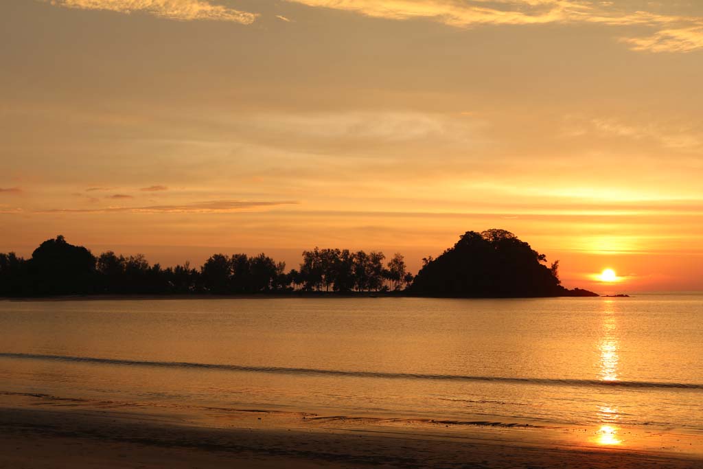 Moken Eco Village Thailand huts on beach sunset_3505