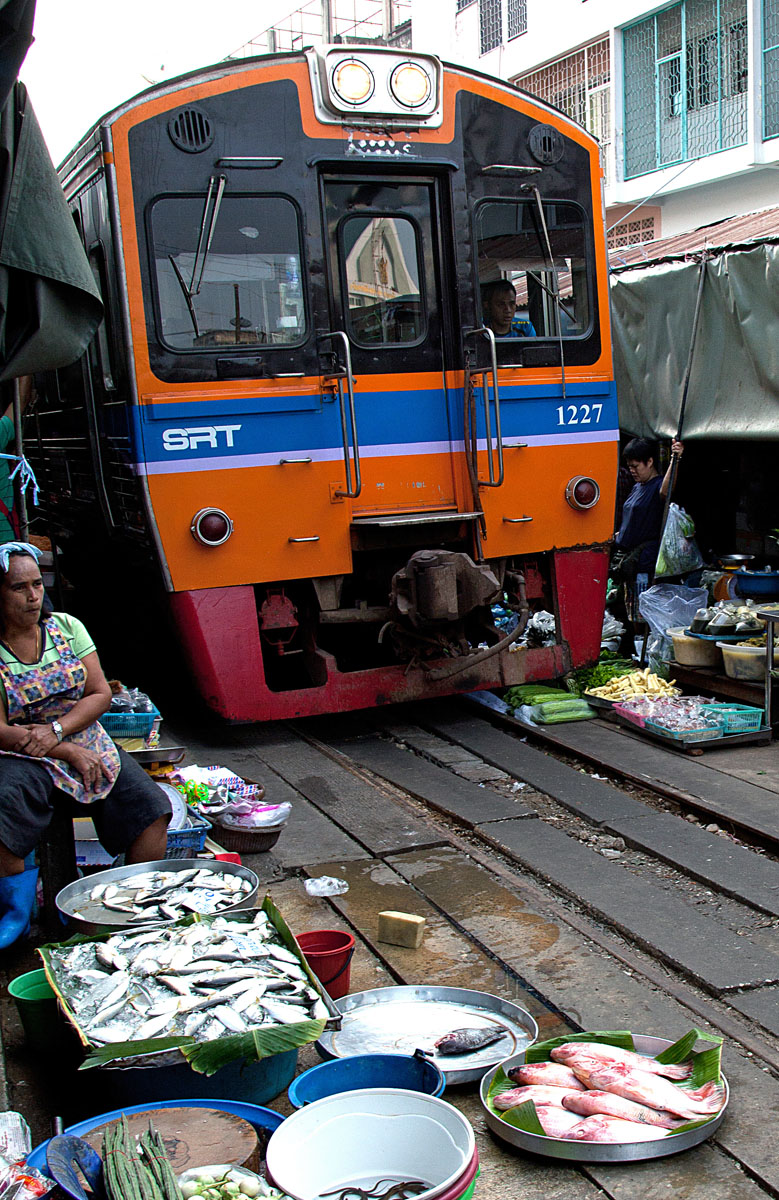 Talat Rom Hoop ('Closing Umbrella Market') on both sides of local train line.