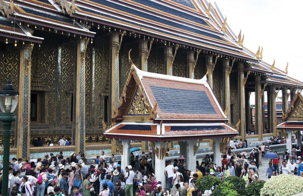 The-crowds-outside-the-Ordination-Hall-housing-the-Emerald-Buddha